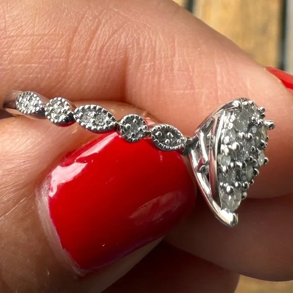 Elegant Silver Teardrop Ring - Picture 3 of 5